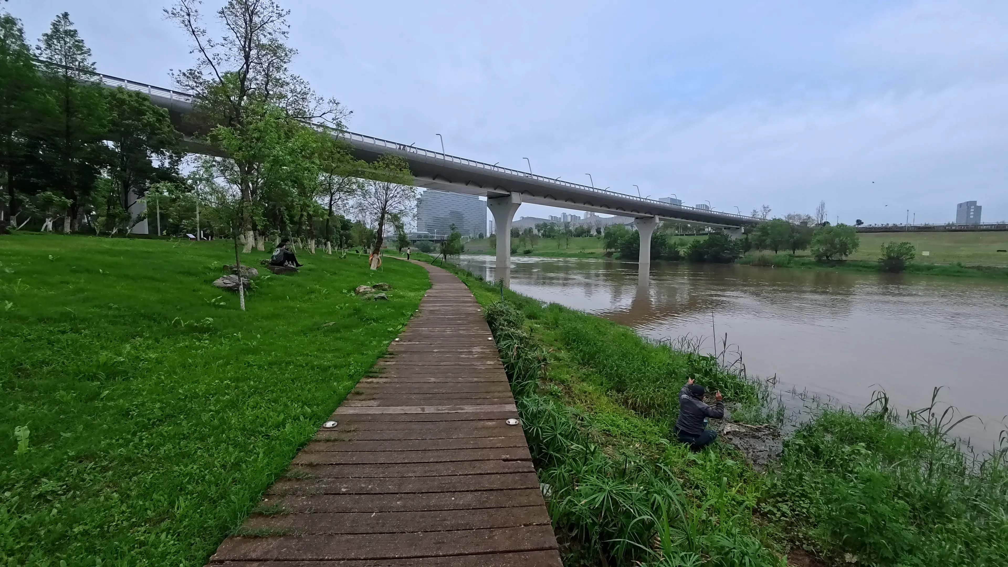 Viewing platform extending toward the landscape